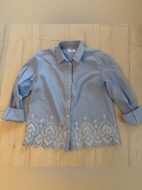 UNTUCKit Women’s Light Blue and White Striped Button Shirt